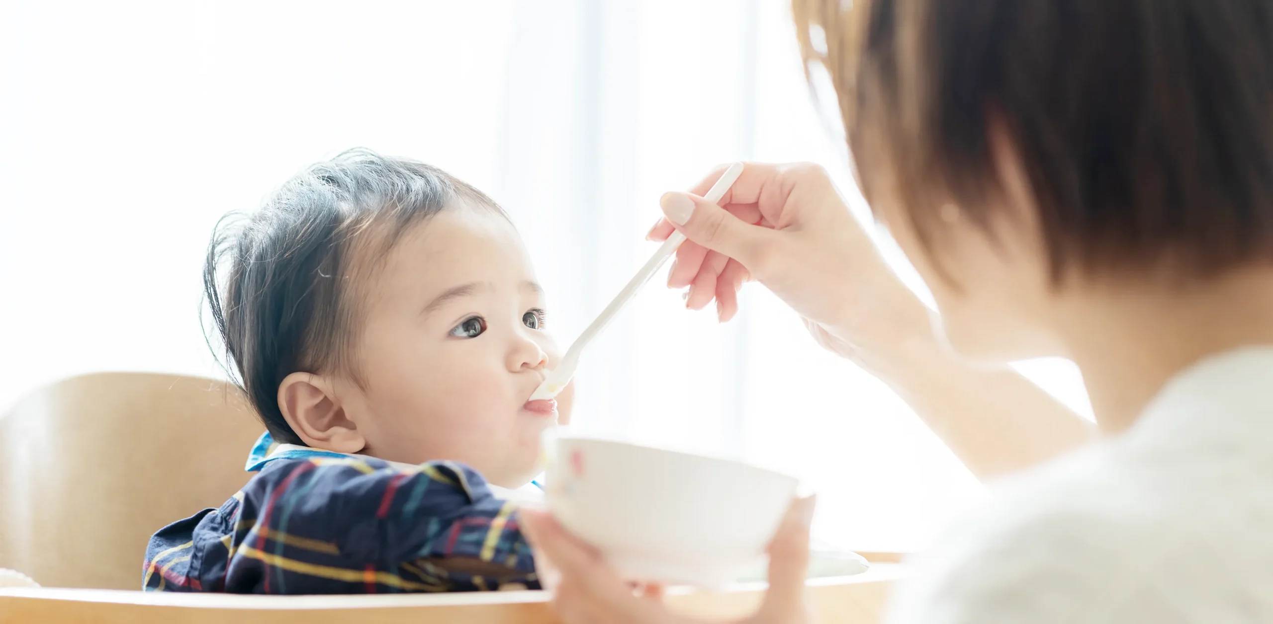 離乳食を食べている赤ちゃん