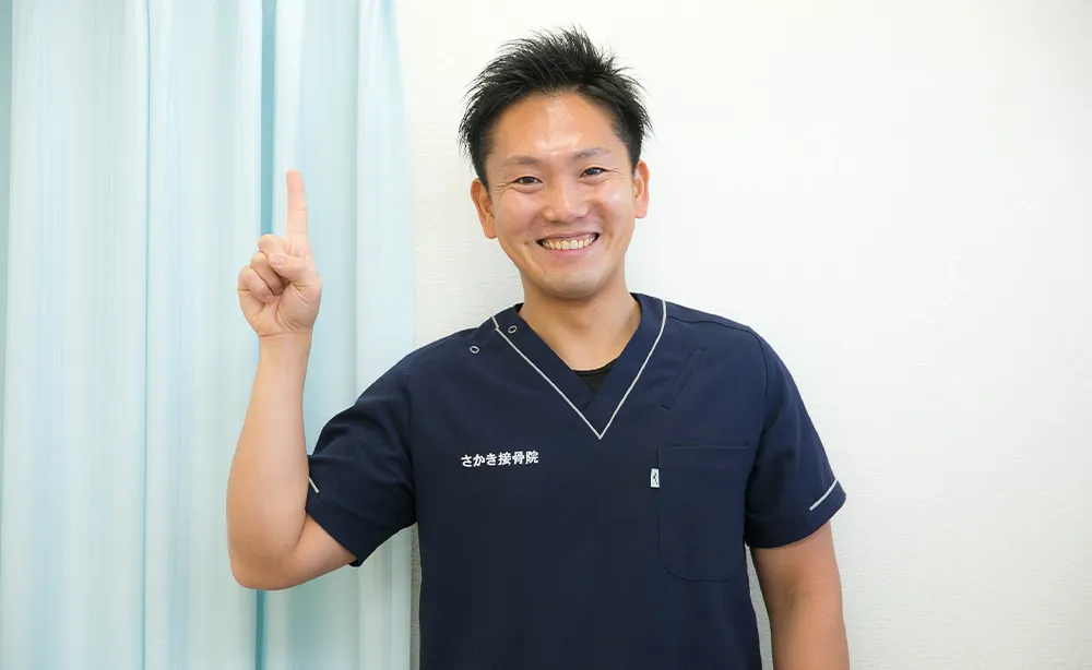 診察券を受け取る受付の女性