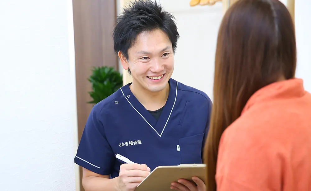 カウンセリングを行う整体師